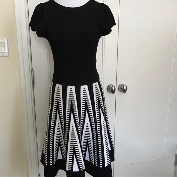 NWT-Alice + Olivia B&W Geometric Print Fit Knit - Picture 2 of 6